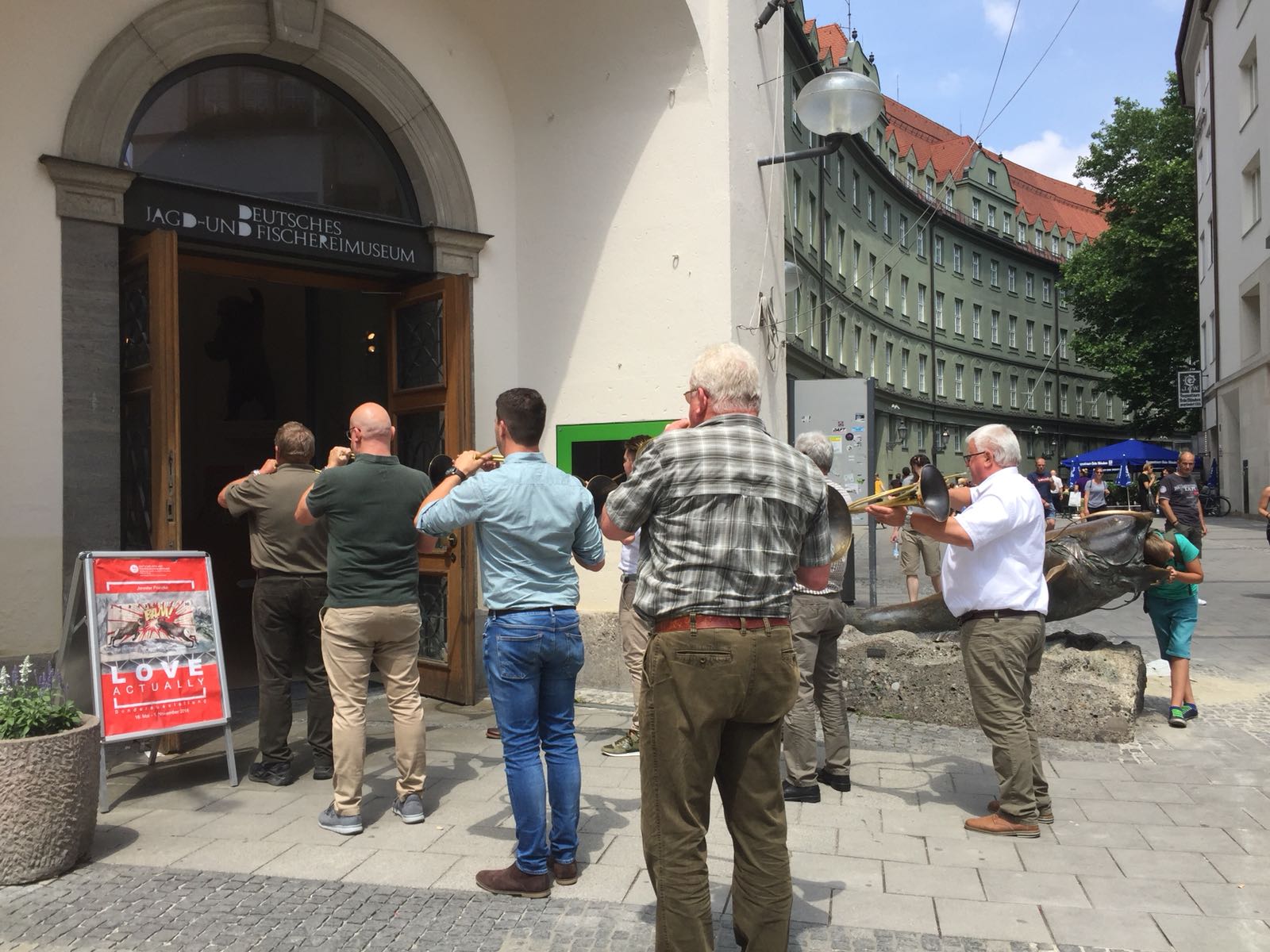 http://www.jagdhorn.org/media/Ausflug Muenchen 9. Juni 2018/E Vor dem Deutschen Jagd- und Fischereimuseum 4.jpg